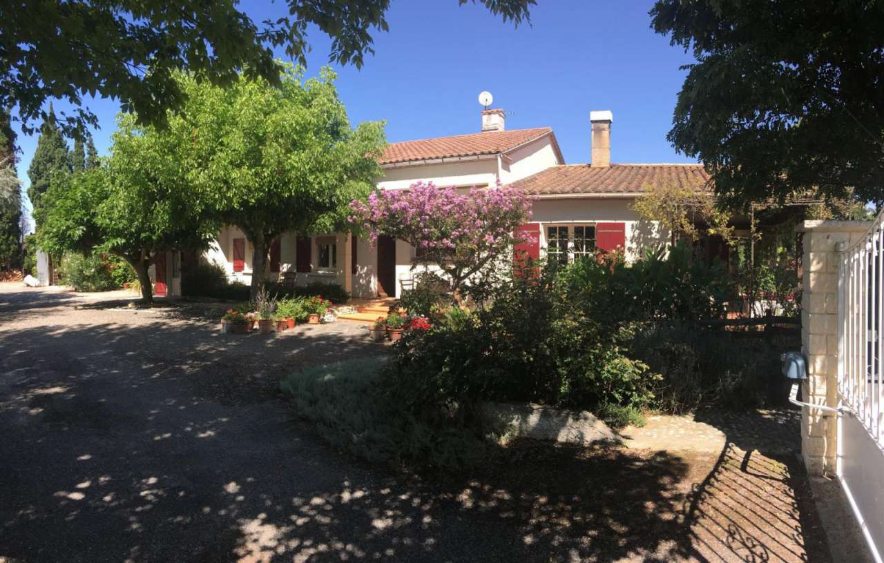 Charming country house with a total living area of 175m2 plus a large works