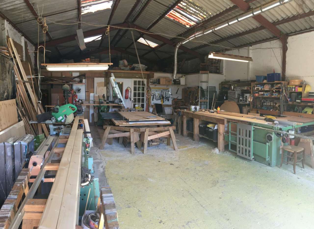 Charming country house with a total living area of 175m2 plus a large works