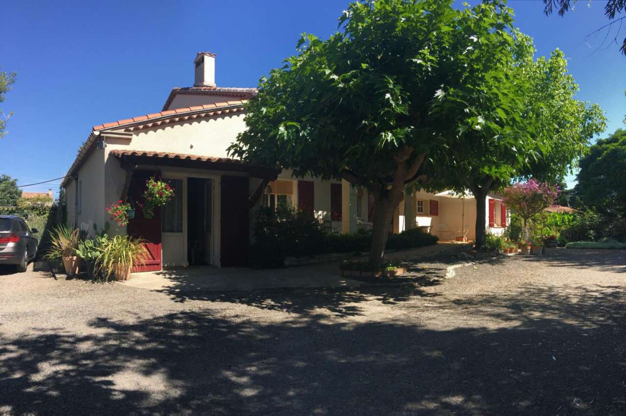Charming country house with a total living area of 175m2 plus a large works