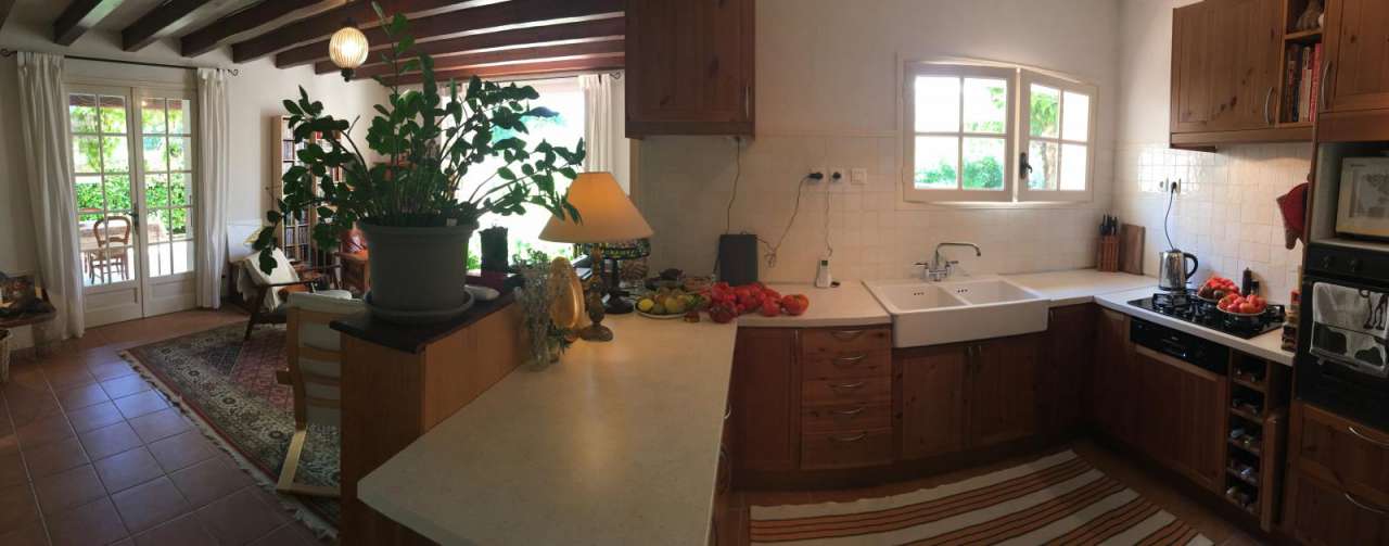 Charming country house with a total living area of 175m2 plus a large works