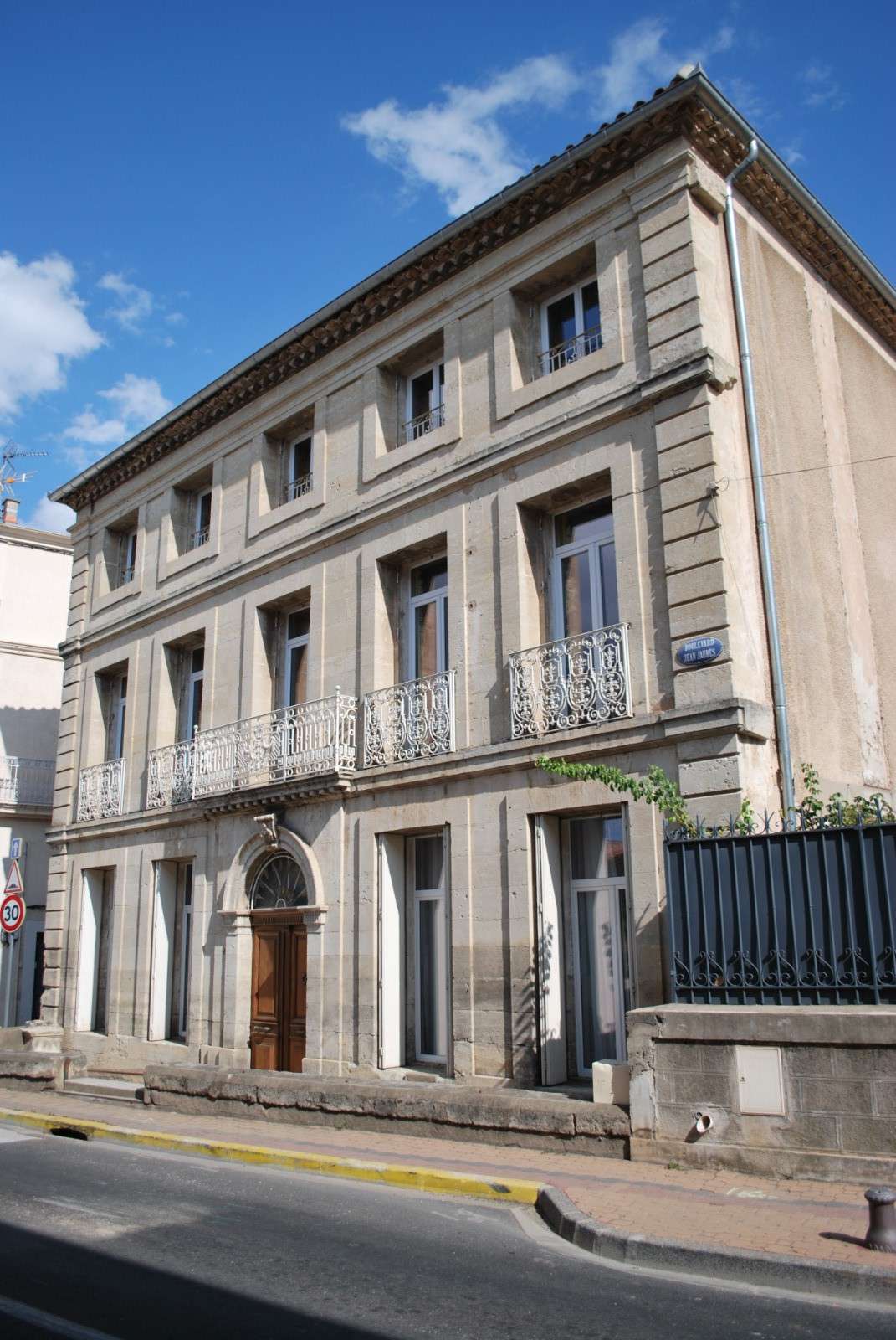 Grand and spacious 8 bedroom house located in the heart of town and close t