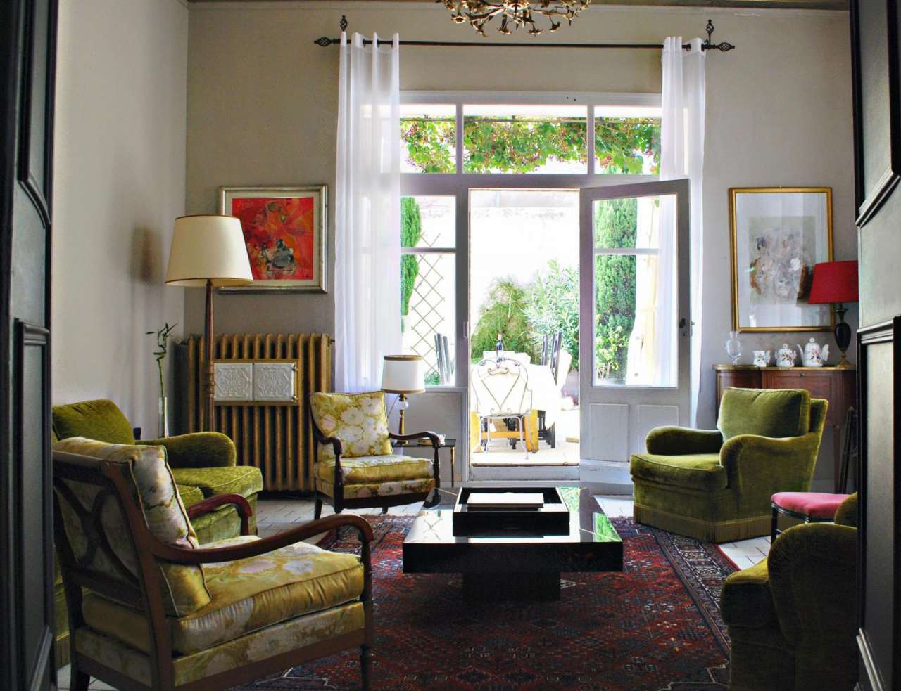 Grand and spacious 8 bedroom house located in the heart of town and close t