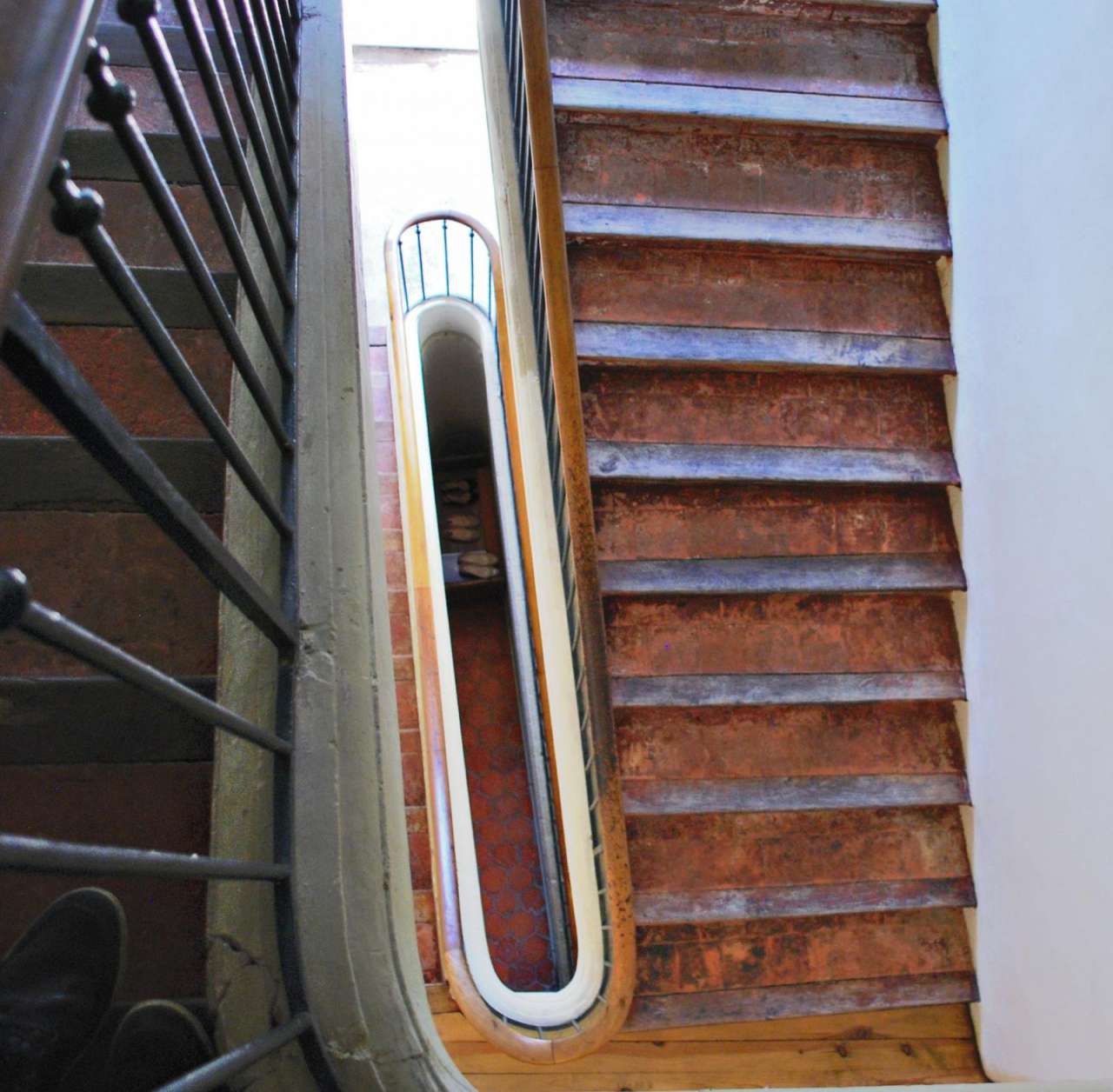 Grand and spacious 8 bedroom house located in the heart of town and close t