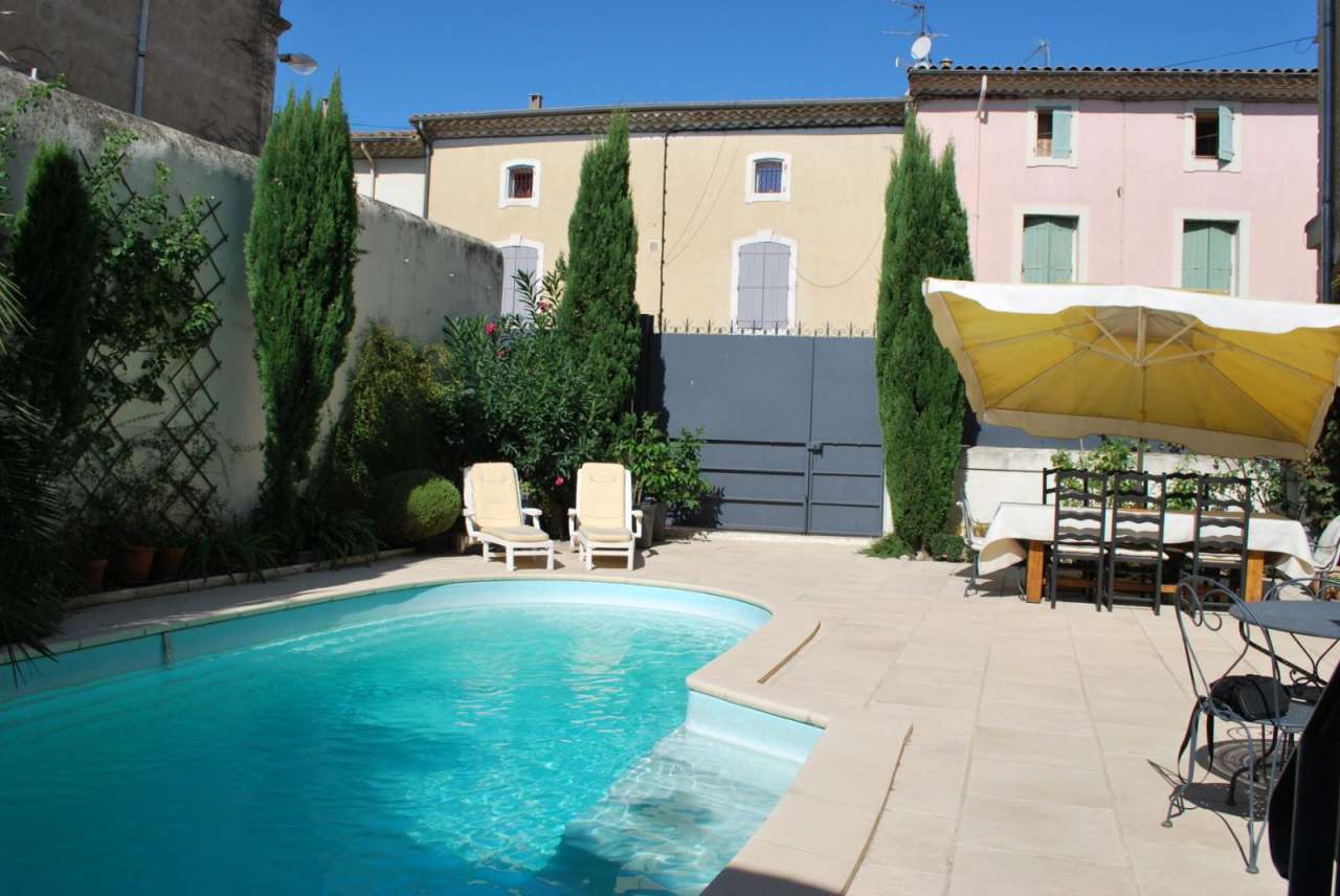 Grand and spacious 8 bedroom house located in the heart of town and close t