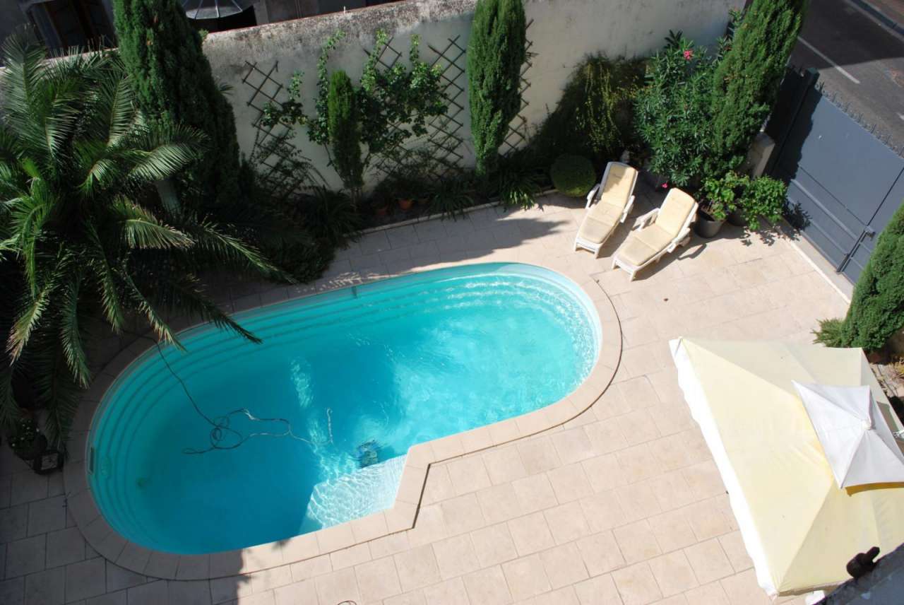 Grand and spacious 8 bedroom house located in the heart of town and close t