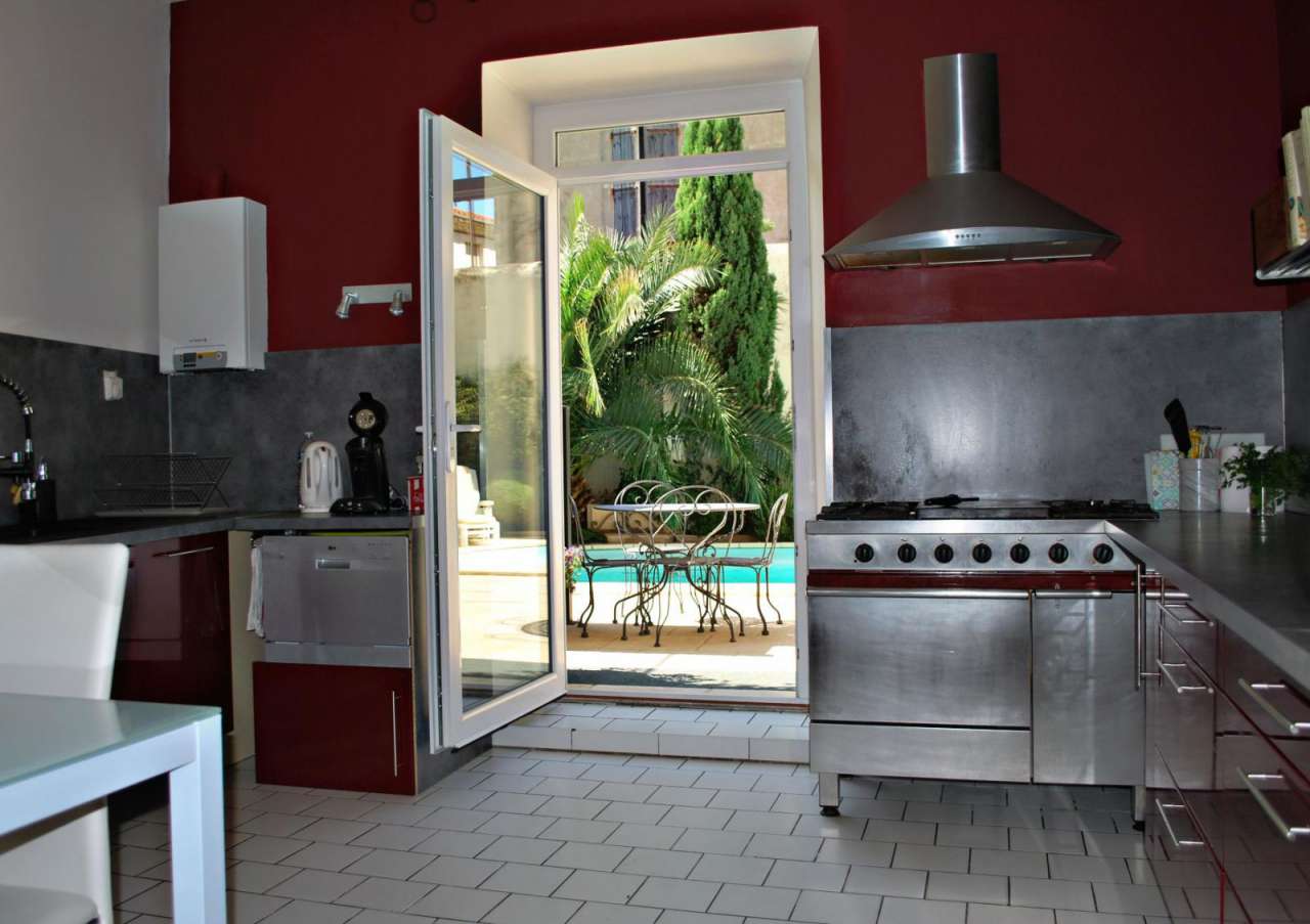 Grand and spacious 8 bedroom house located in the heart of town and close t