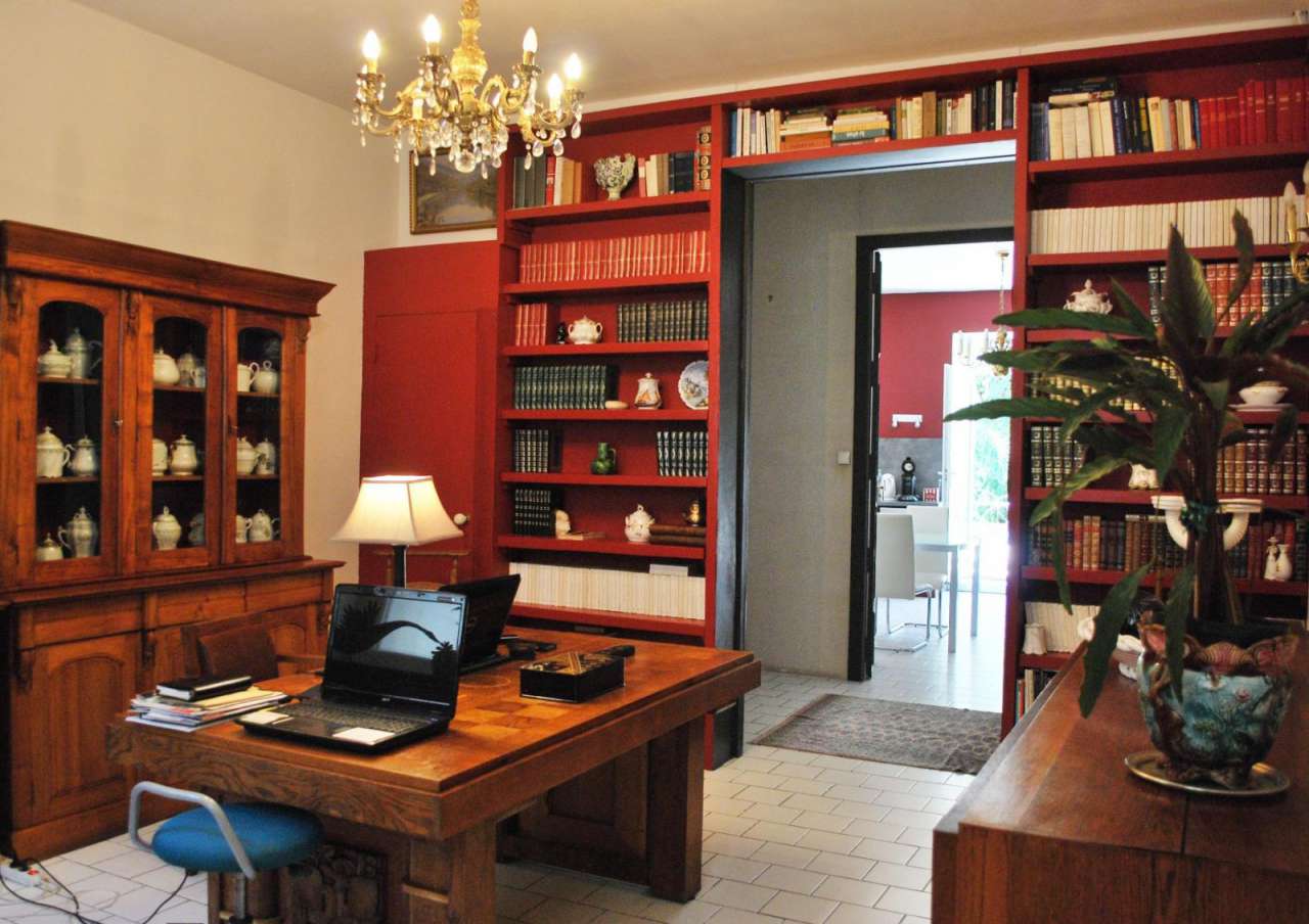 Grand and spacious 8 bedroom house located in the heart of town and close t