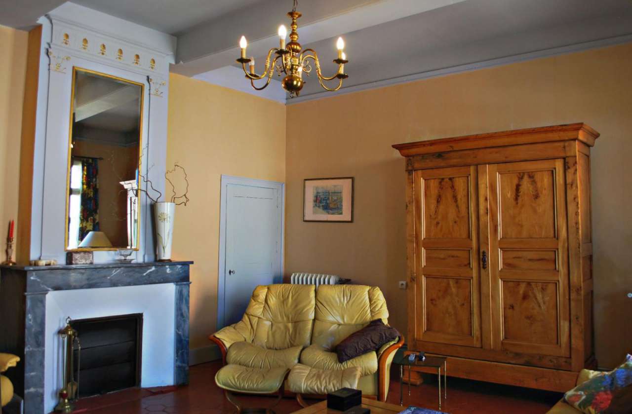 Grand and spacious 8 bedroom house located in the heart of town and close t