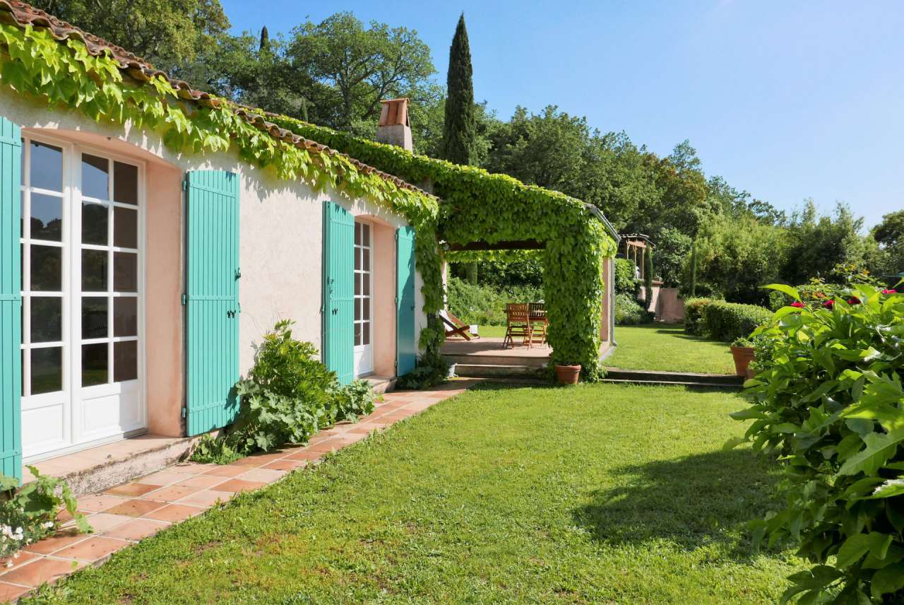 This delightful house, close to Grimaud, comes with a superb view of the Ch
