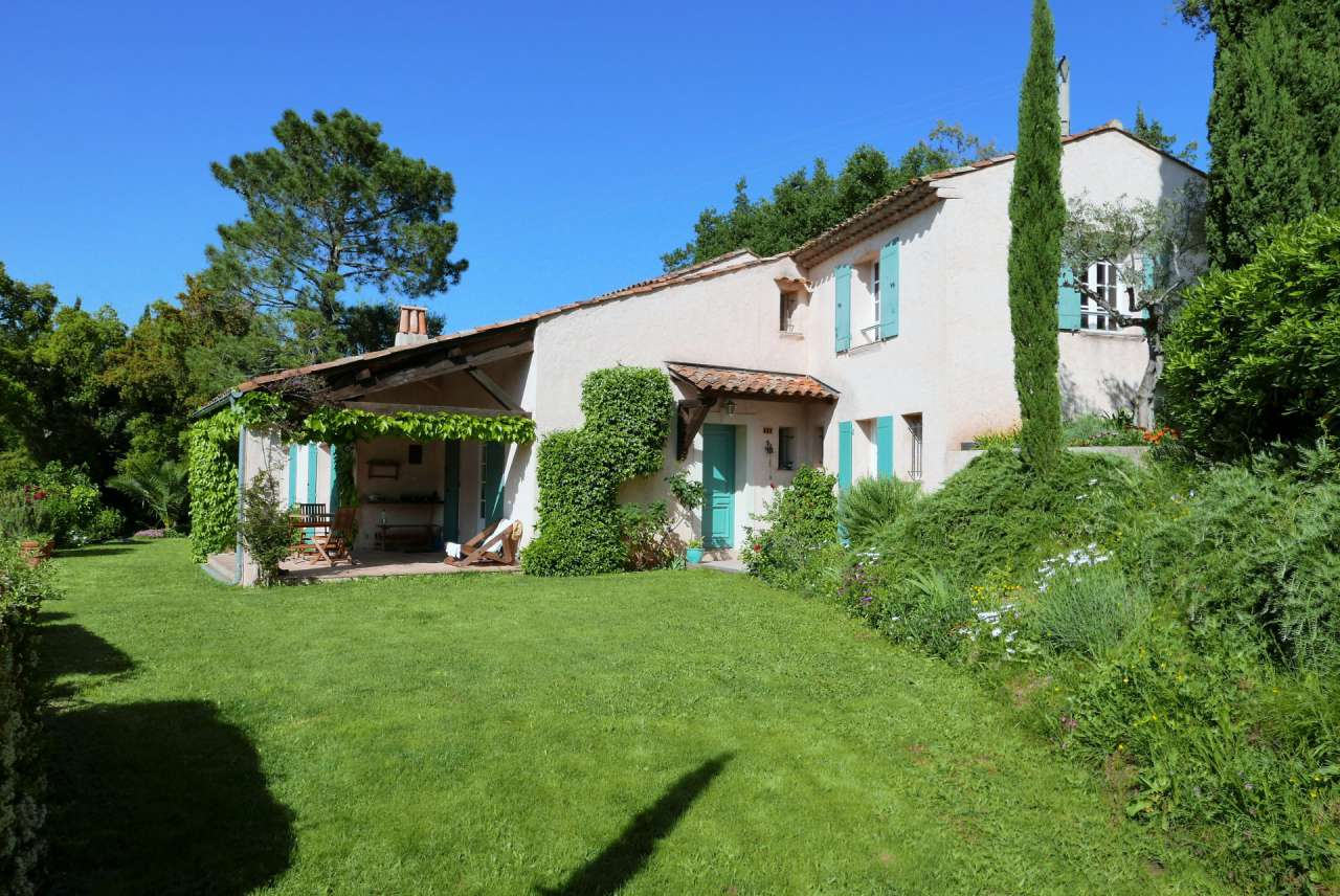 This delightful house, close to Grimaud, comes with a superb view of the Ch
