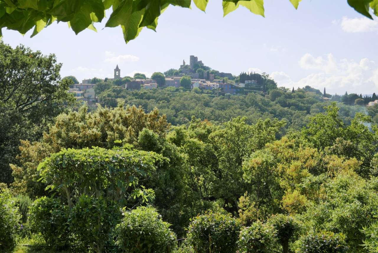 This delightful house, close to Grimaud, comes with a superb view of the Ch