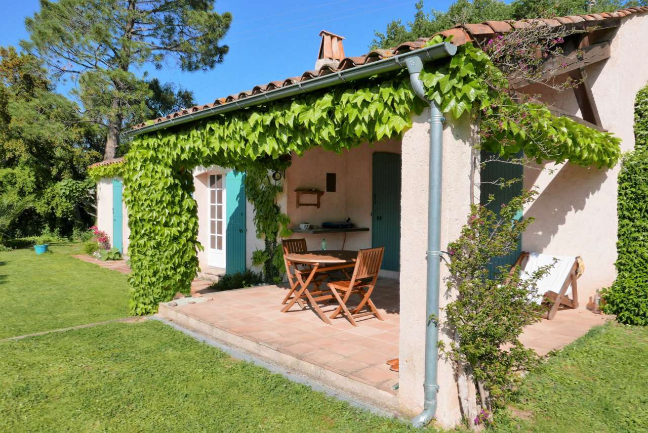 This delightful house, close to Grimaud, comes with a superb view of the Ch