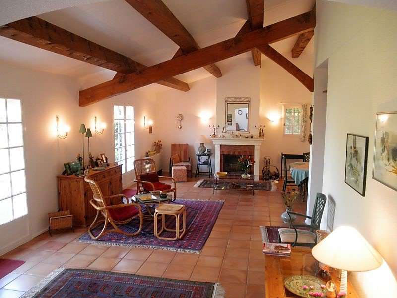 This delightful house, close to Grimaud, comes with a superb view of the Ch