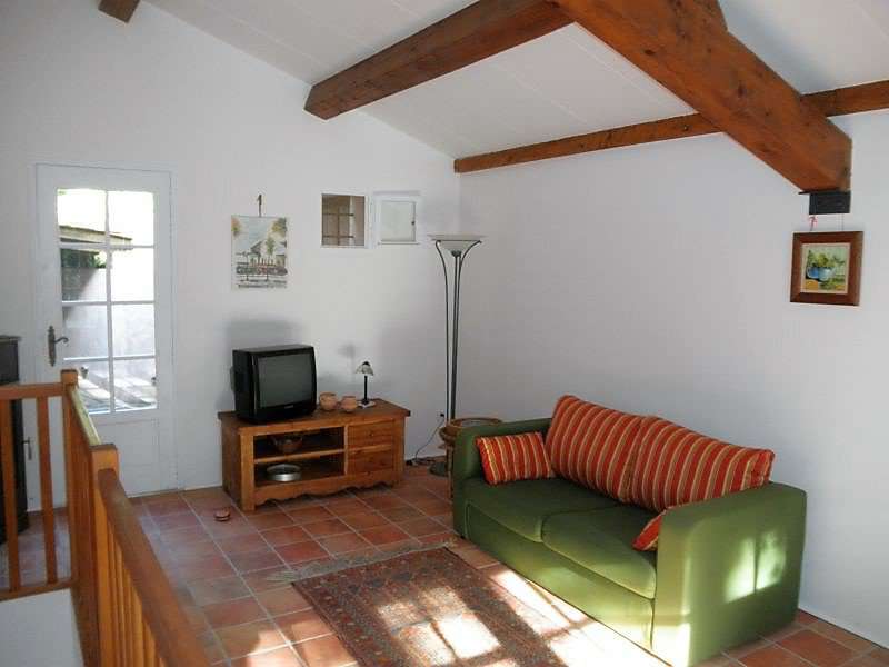 This delightful house, close to Grimaud, comes with a superb view of the Ch