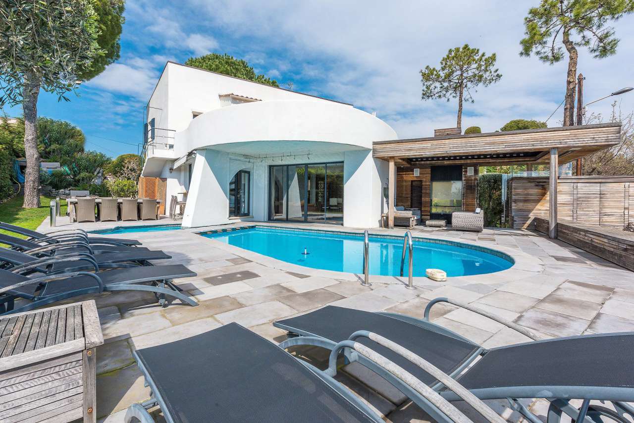 Stylish and completely renovated 4 bedroom villa with a total spacious livi