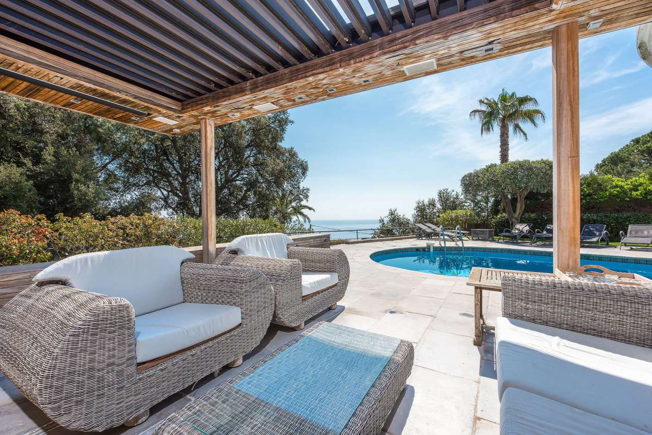 Stylish and completely renovated 4 bedroom villa with a total spacious livi