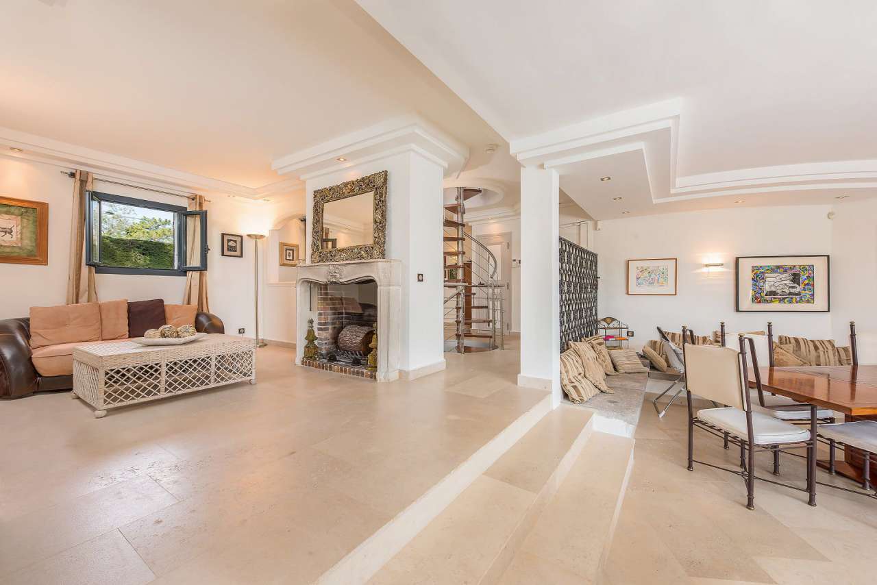 Stylish and completely renovated 4 bedroom villa with a total spacious livi