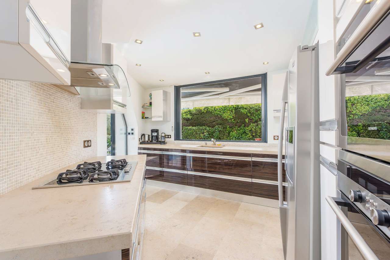 Stylish and completely renovated 4 bedroom villa with a total spacious livi