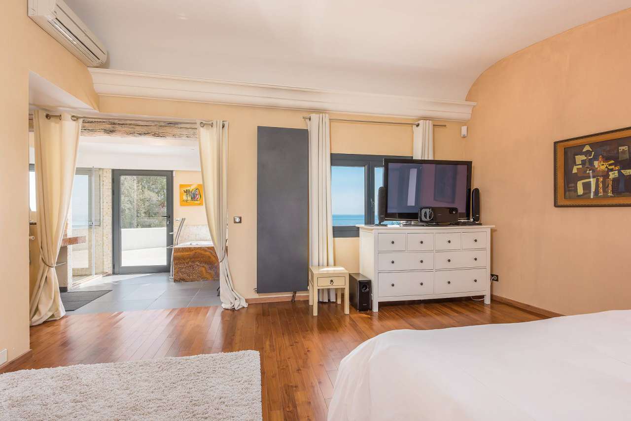 Stylish and completely renovated 4 bedroom villa with a total spacious livi