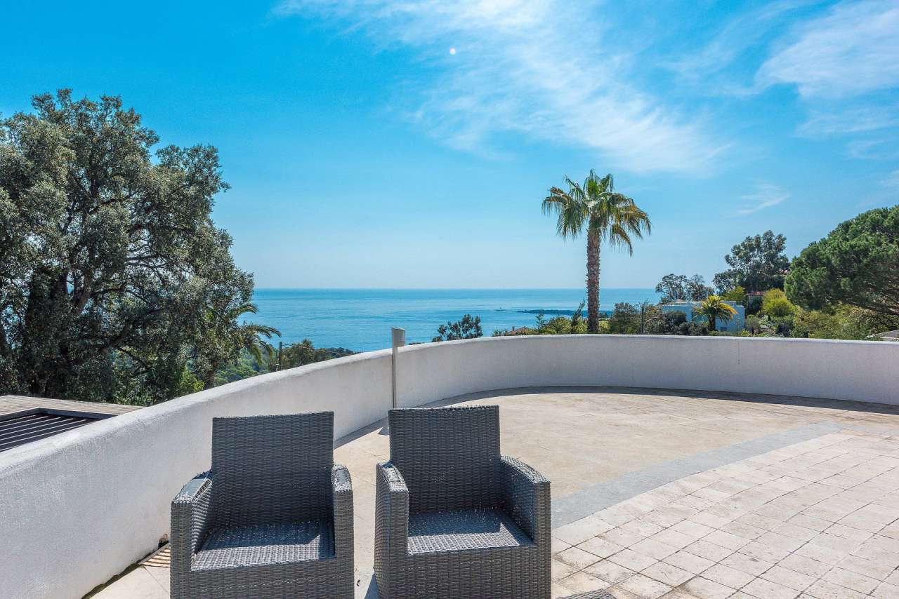 Stylish and completely renovated 4 bedroom villa with a total spacious livi