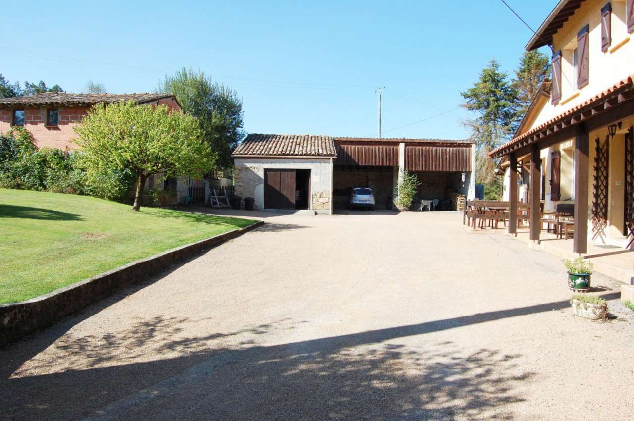Charming 5 bedroom house located in a peaceful and quiet area in Benaix, se