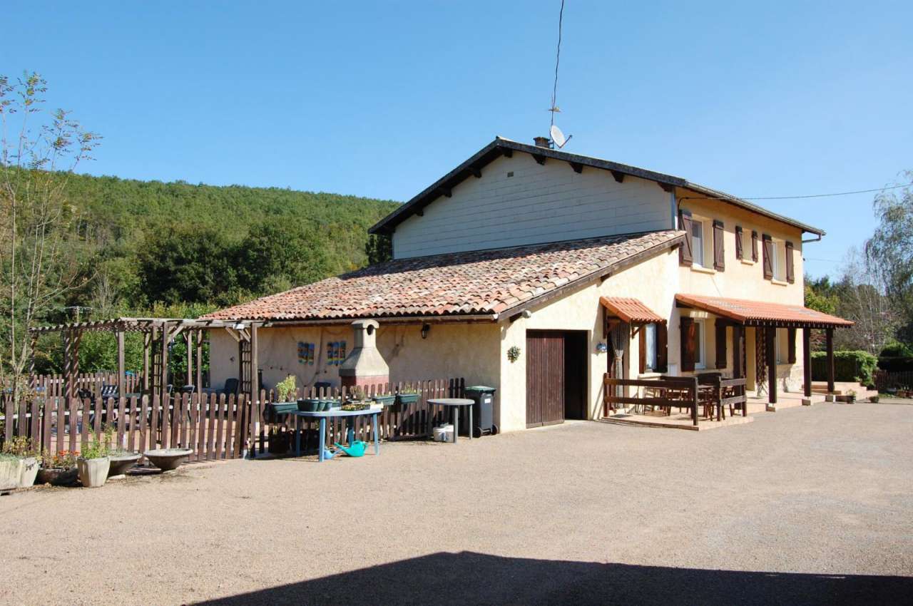 Charming 5 bedroom house located in a peaceful and quiet area in Benaix, se