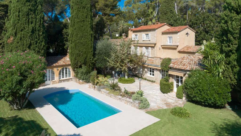 Stunning and beautifully presented stone built architect's house, with a to