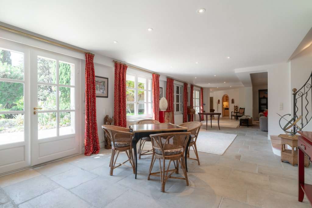 Stunning and beautifully presented stone built architect's house, with a to