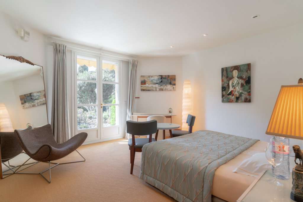 Stunning and beautifully presented stone built architect's house, with a to