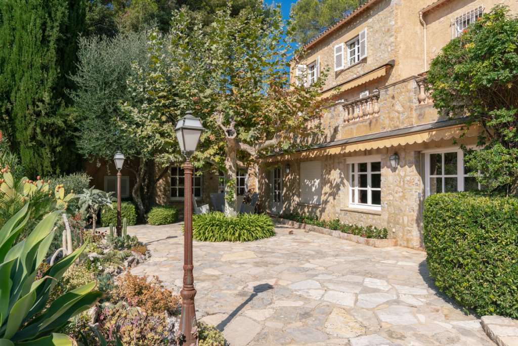 Stunning and beautifully presented stone built architect's house, with a to