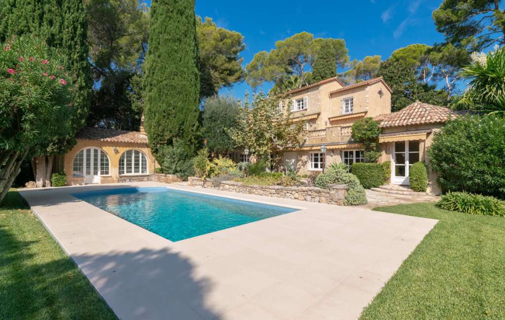 Stunning and beautifully presented stone built architect's house, with a to