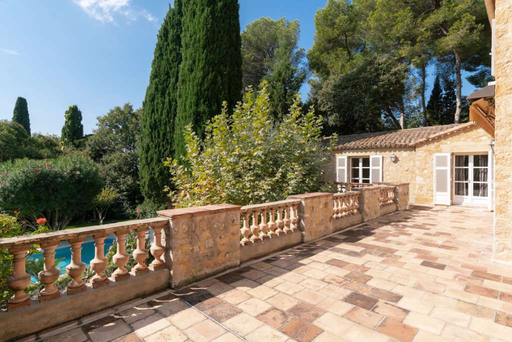 Stunning and beautifully presented stone built architect's house, with a to