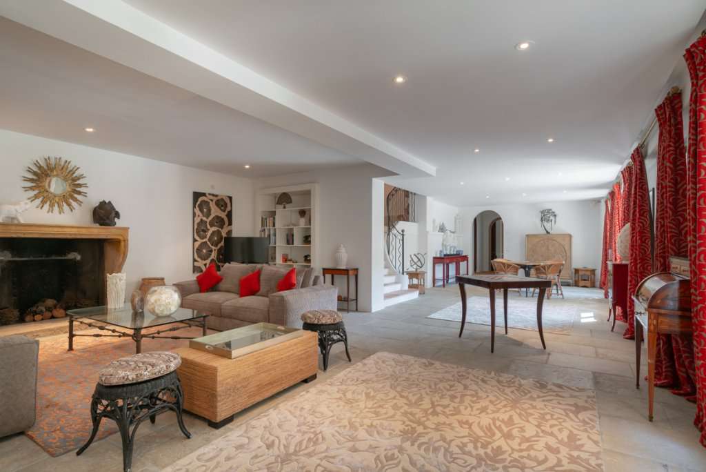 Stunning and beautifully presented stone built architect's house, with a to