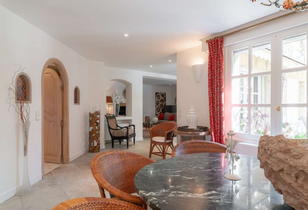 Stunning and beautifully presented stone built architect's house, with a to