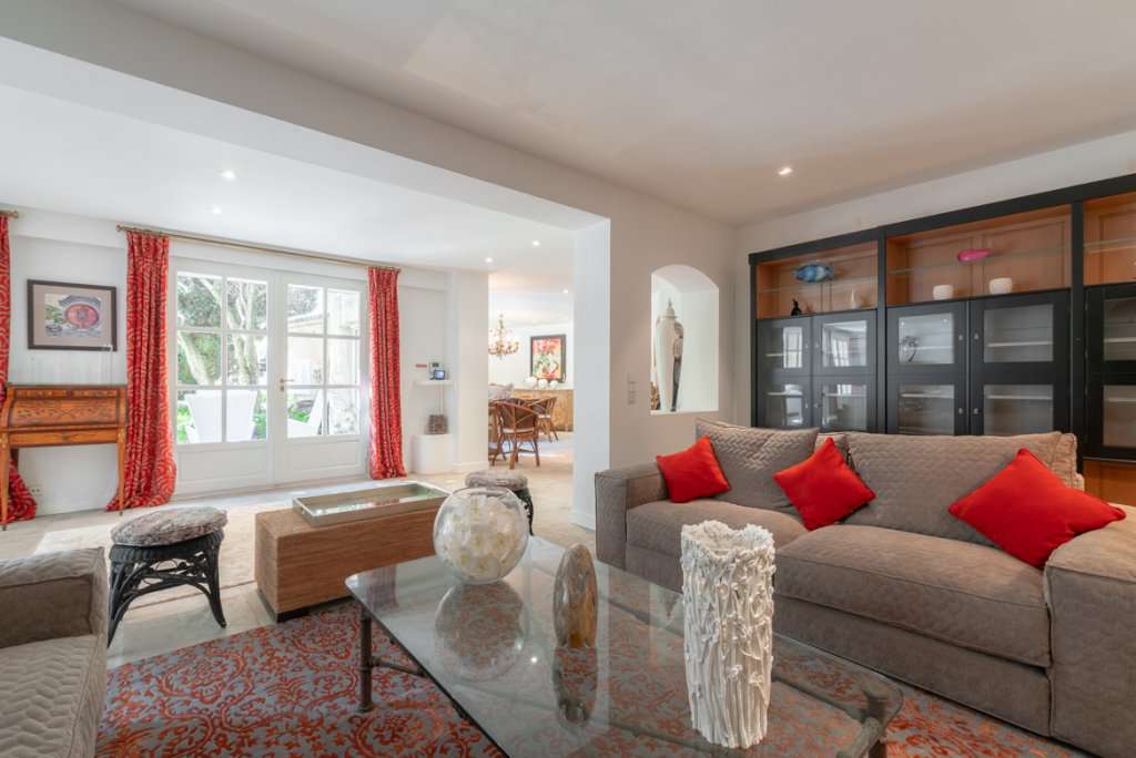 Stunning and beautifully presented stone built architect's house, with a to