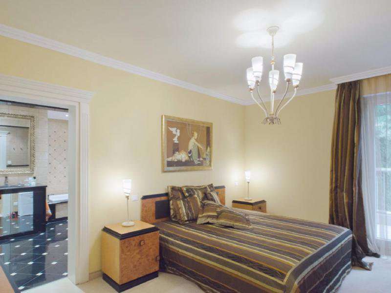 Grand, spacious and beautifully presented 5 bedroom apartment situated with