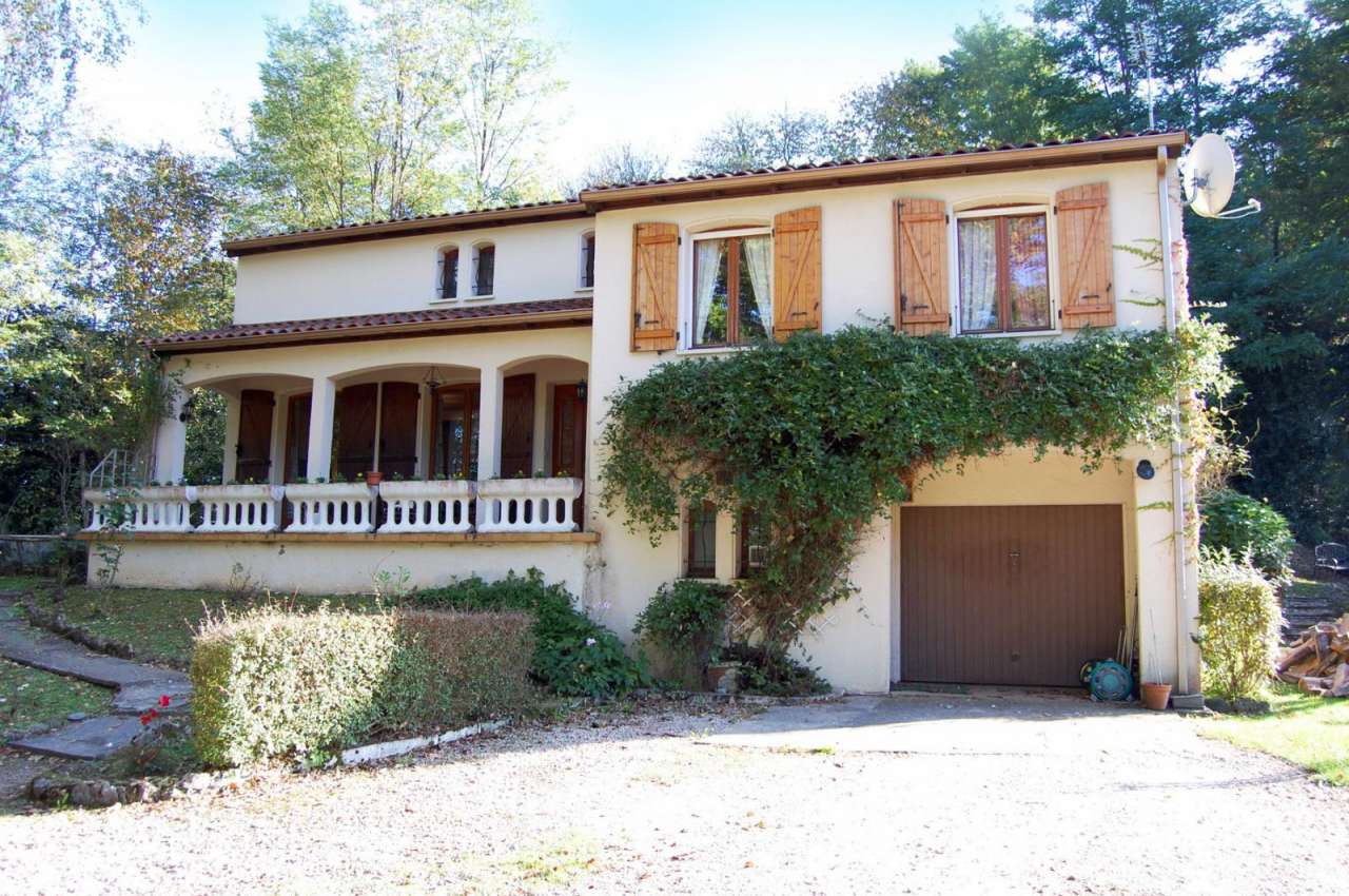 Very nicely appointed 4 bedroom house with a south westerly aspect in 7,000