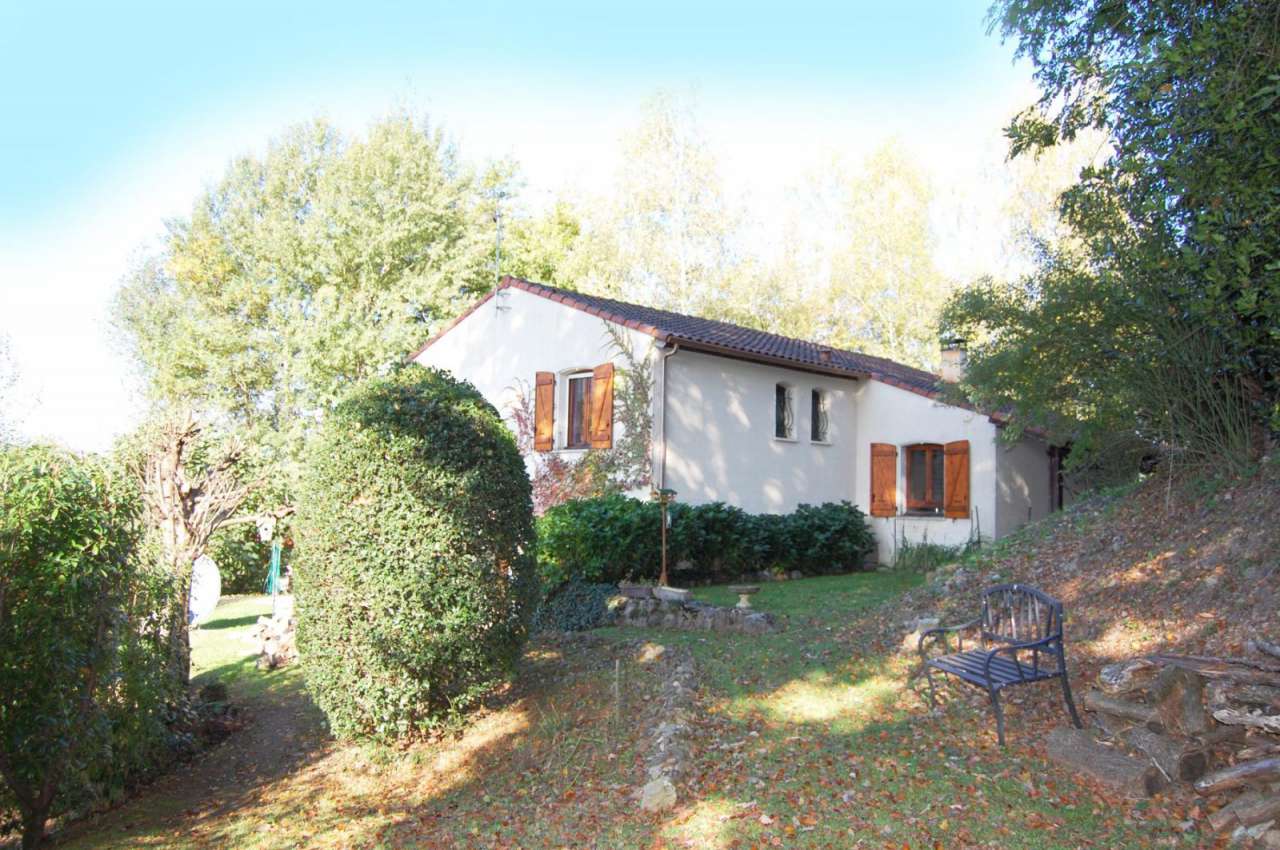 Very nicely appointed 4 bedroom house with a south westerly aspect in 7,000