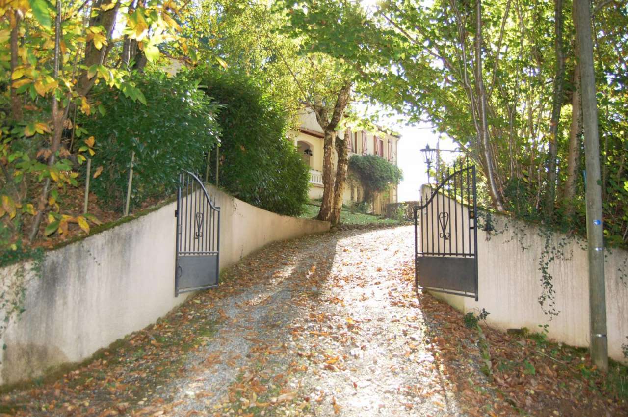 Very nicely appointed 4 bedroom house with a south westerly aspect in 7,000