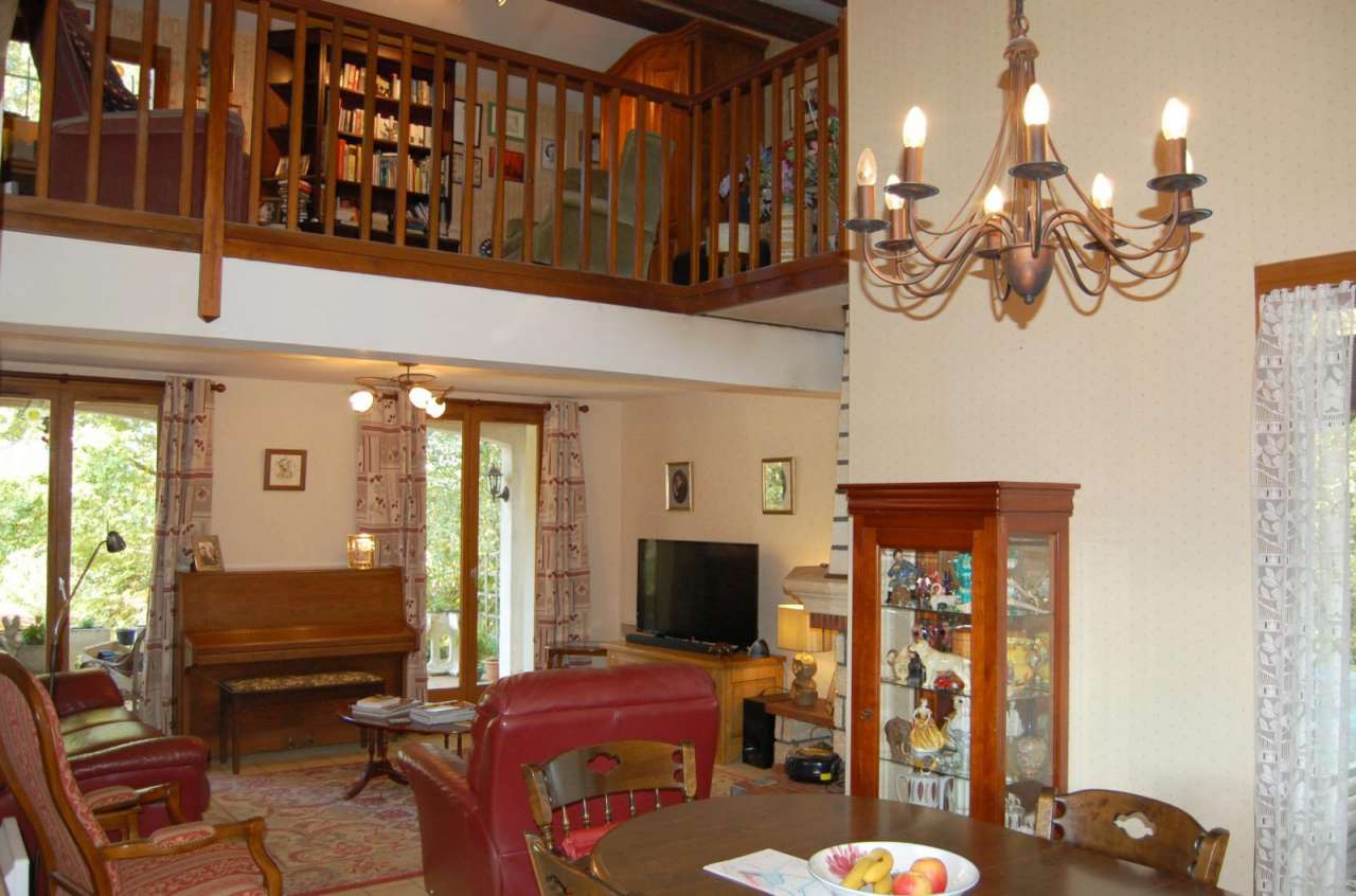 Very nicely appointed 4 bedroom house with a south westerly aspect in 7,000