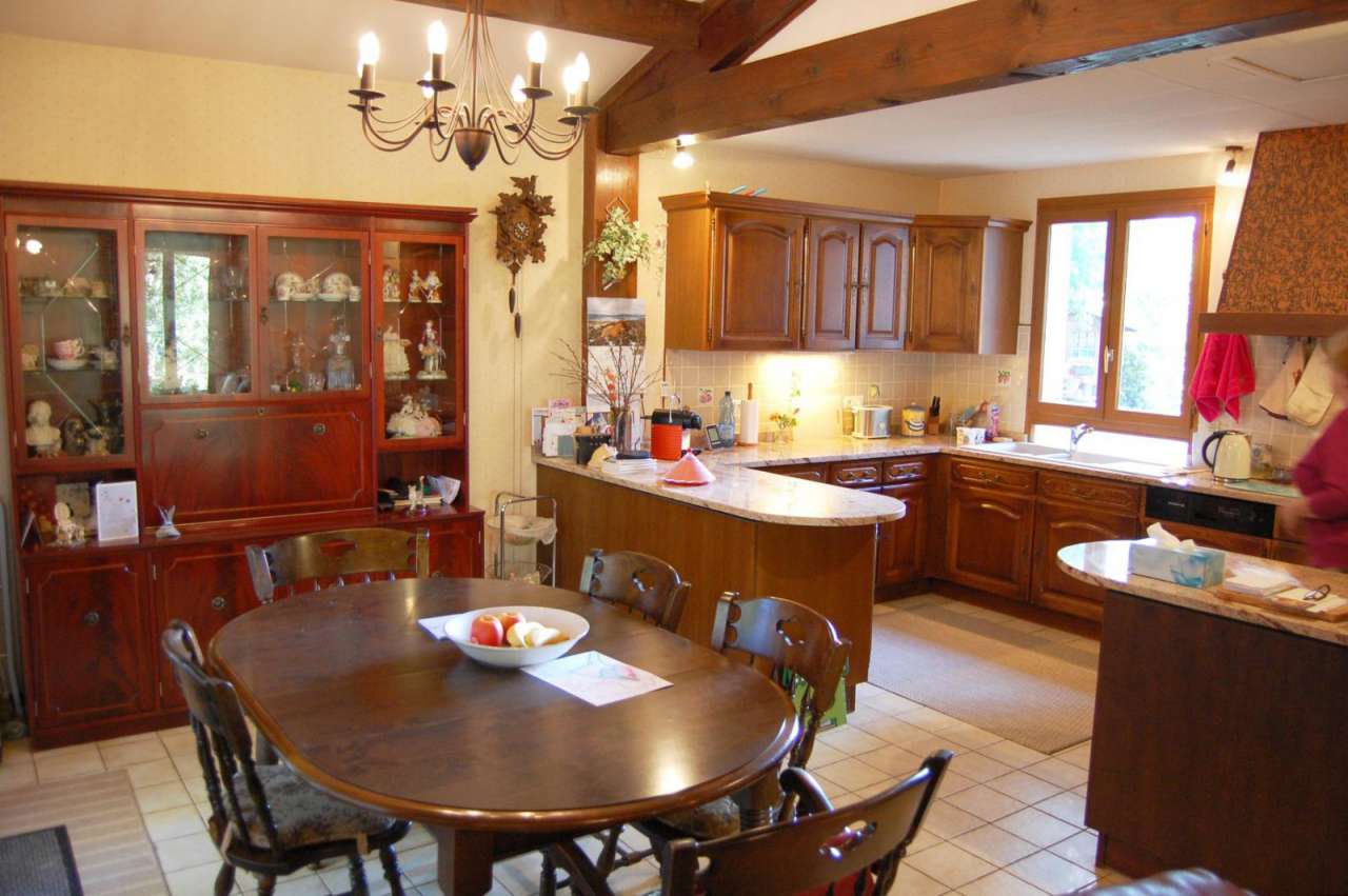 Very nicely appointed 4 bedroom house with a south westerly aspect in 7,000