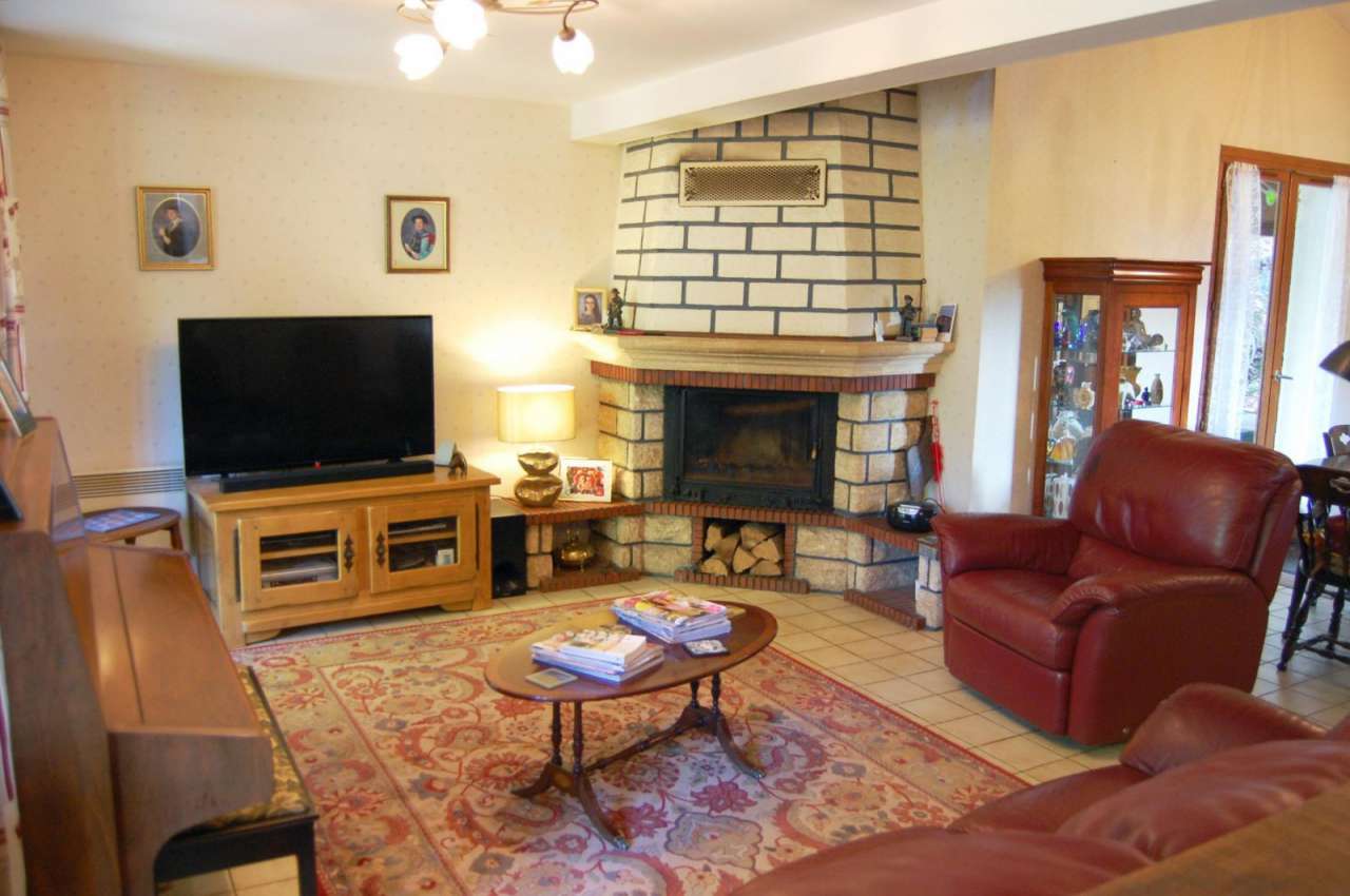 Very nicely appointed 4 bedroom house with a south westerly aspect in 7,000