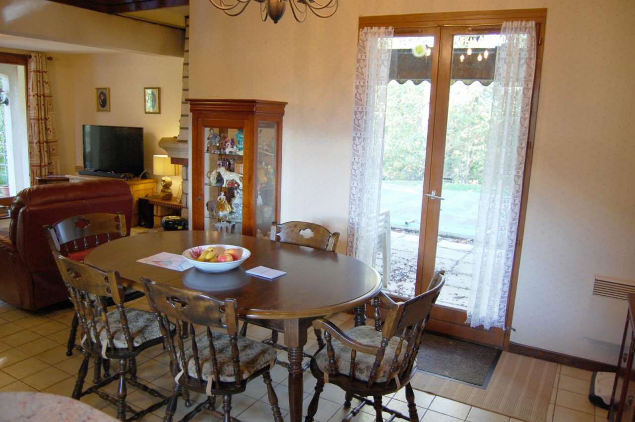 Very nicely appointed 4 bedroom house with a south westerly aspect in 7,000