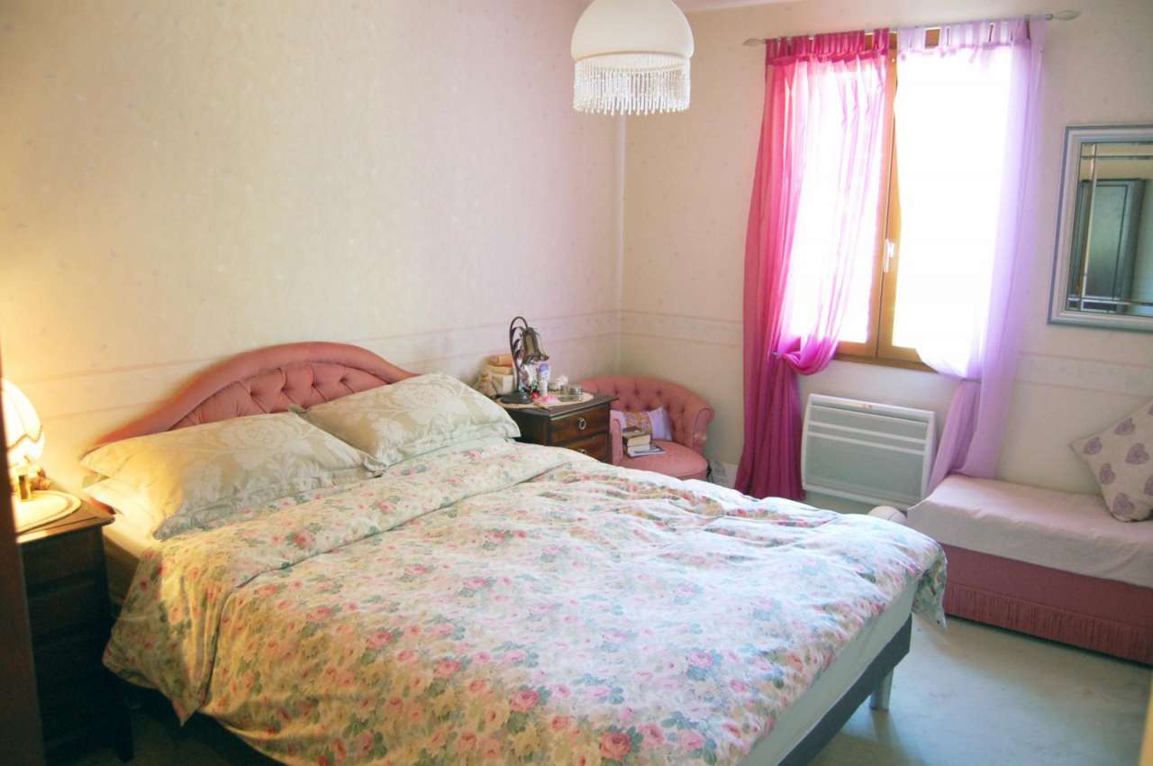 Very nicely appointed 4 bedroom house with a south westerly aspect in 7,000