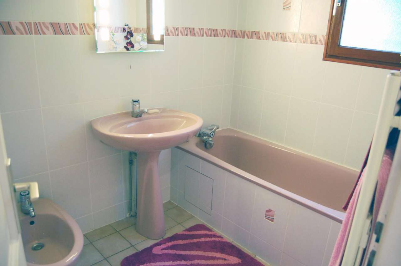 Very nicely appointed 4 bedroom house with a south westerly aspect in 7,000