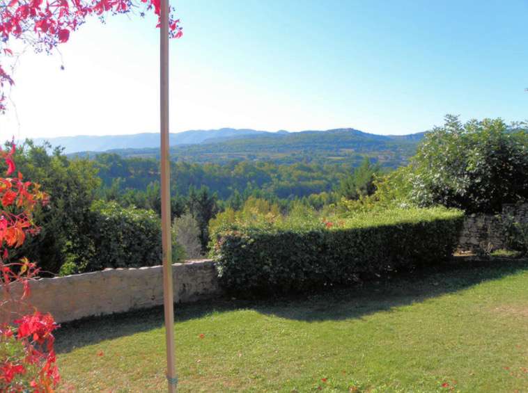 Outstanding stone farmhouse just a few kilometres from Apt, dating back in