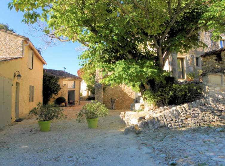 Outstanding stone farmhouse just a few kilometres from Apt, dating back in