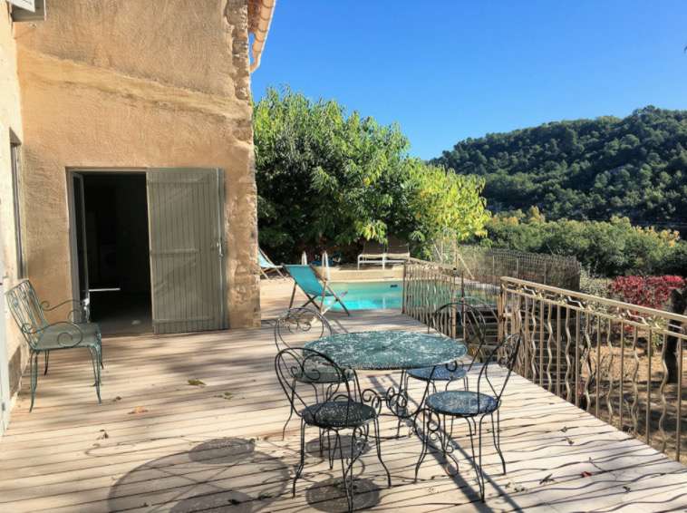 Outstanding stone farmhouse just a few kilometres from Apt, dating back in