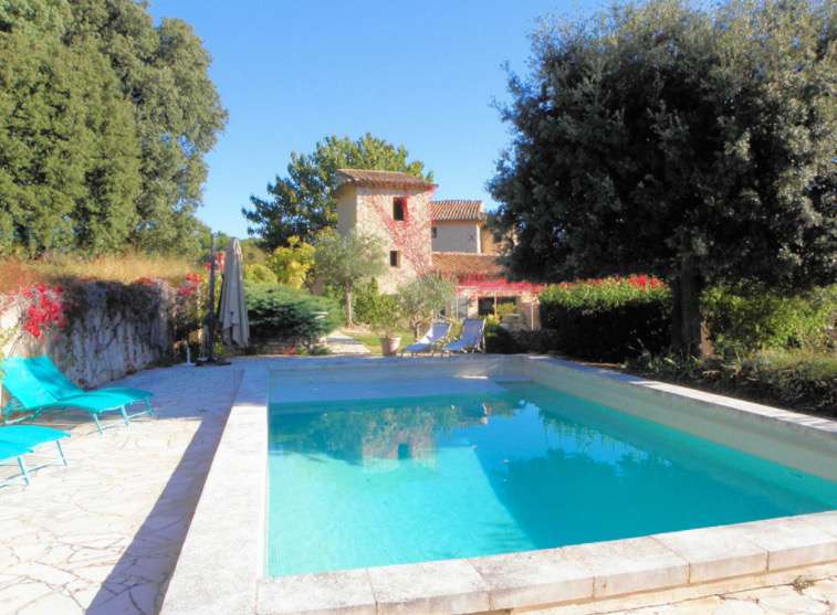 Outstanding stone farmhouse just a few kilometres from Apt, dating back in