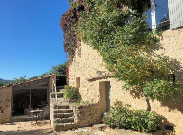 Outstanding stone farmhouse just a few kilometres from Apt, dating back in